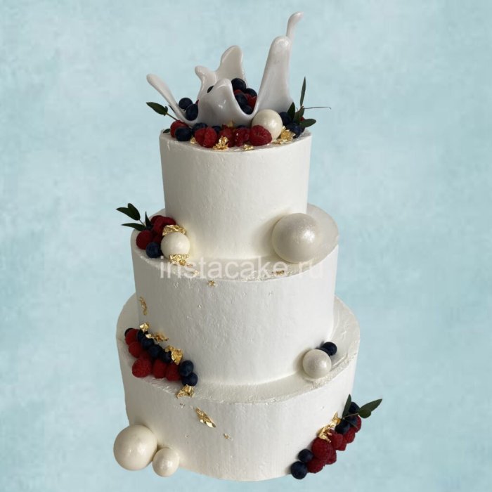 Торт трехъярусный с шариками