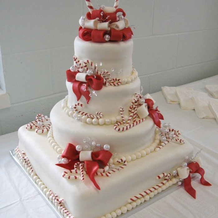 Многоярусный новогодний торт