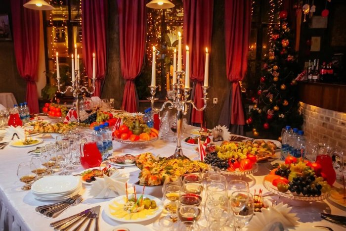 Новогодний стол в ресторане
