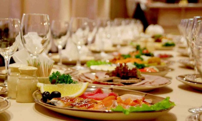 Свадебный стол с едой