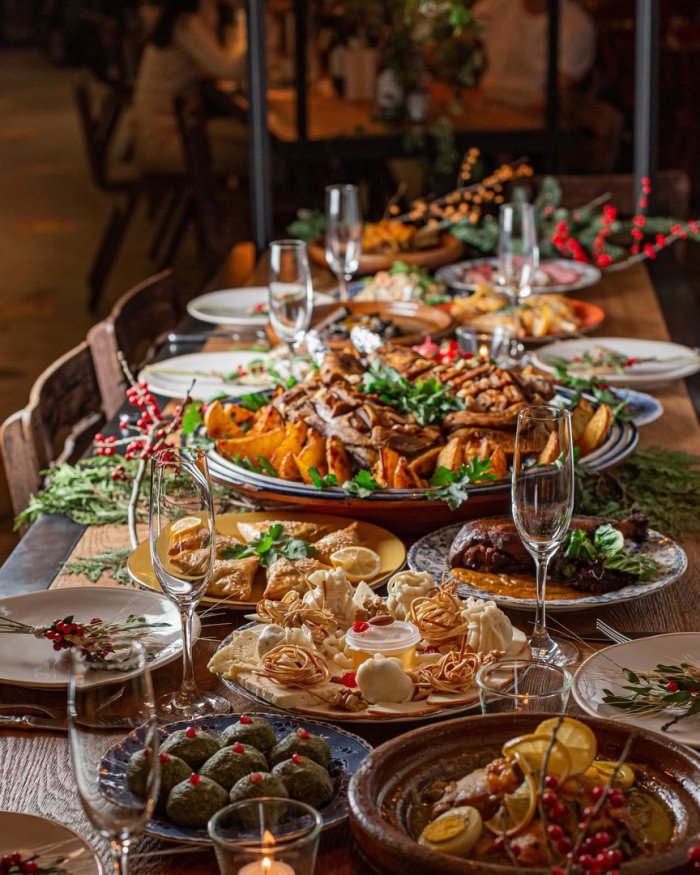 Банкетный стол с едой