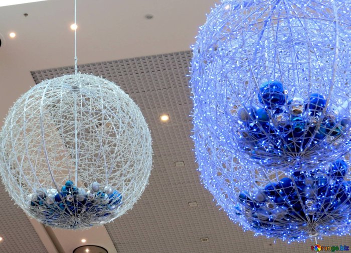Шары новогодние на потолке украшение