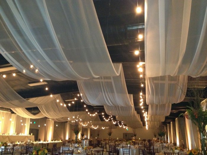 Потолок декорированный тканью