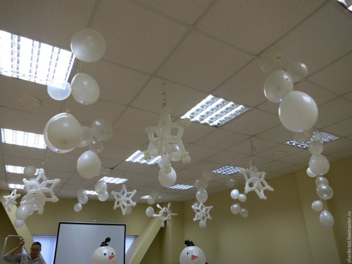 Новогоднее украшение потолка в офисе