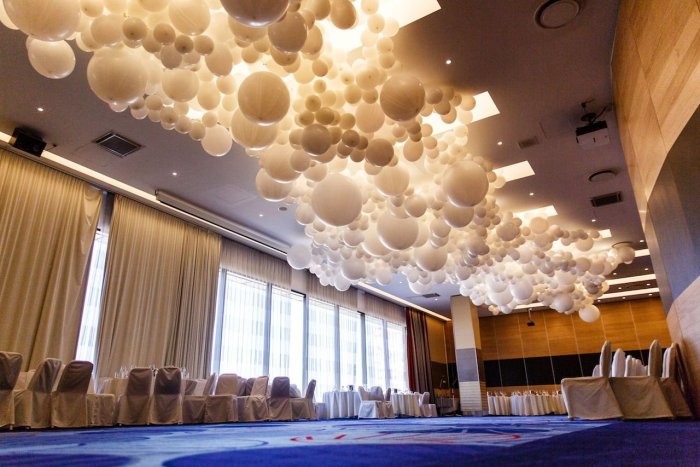 Украсить потолок шарами