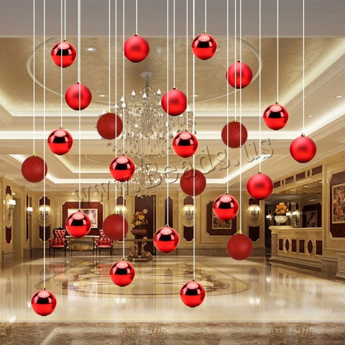 Новогодние шарики на потолке