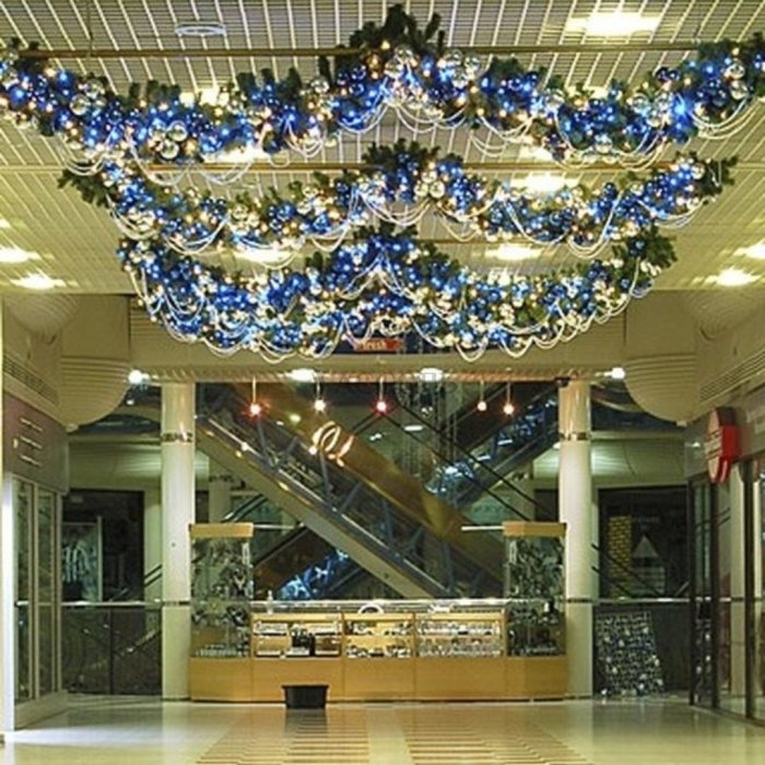 Украшение потолка к новому году в магазине