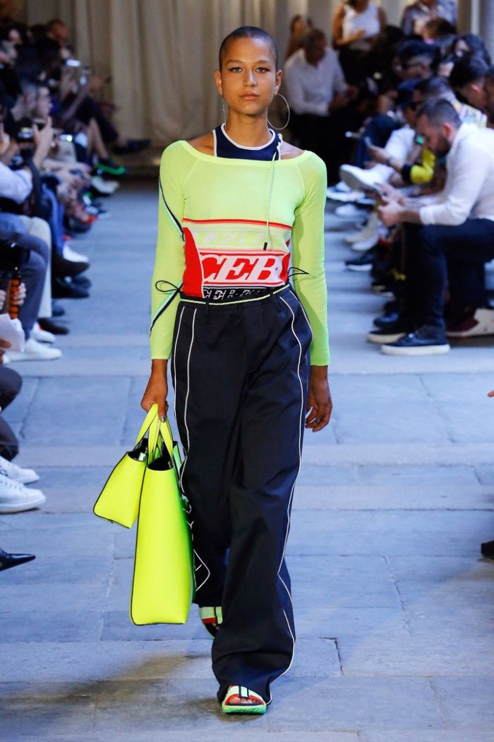 Яркие костюмы в модных показах