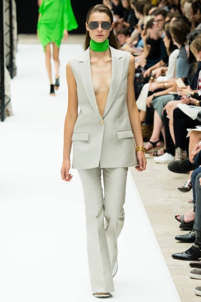 Жакет без рукавов на подиуме