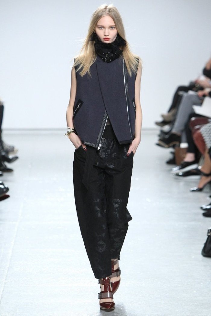 Жилет показ мод