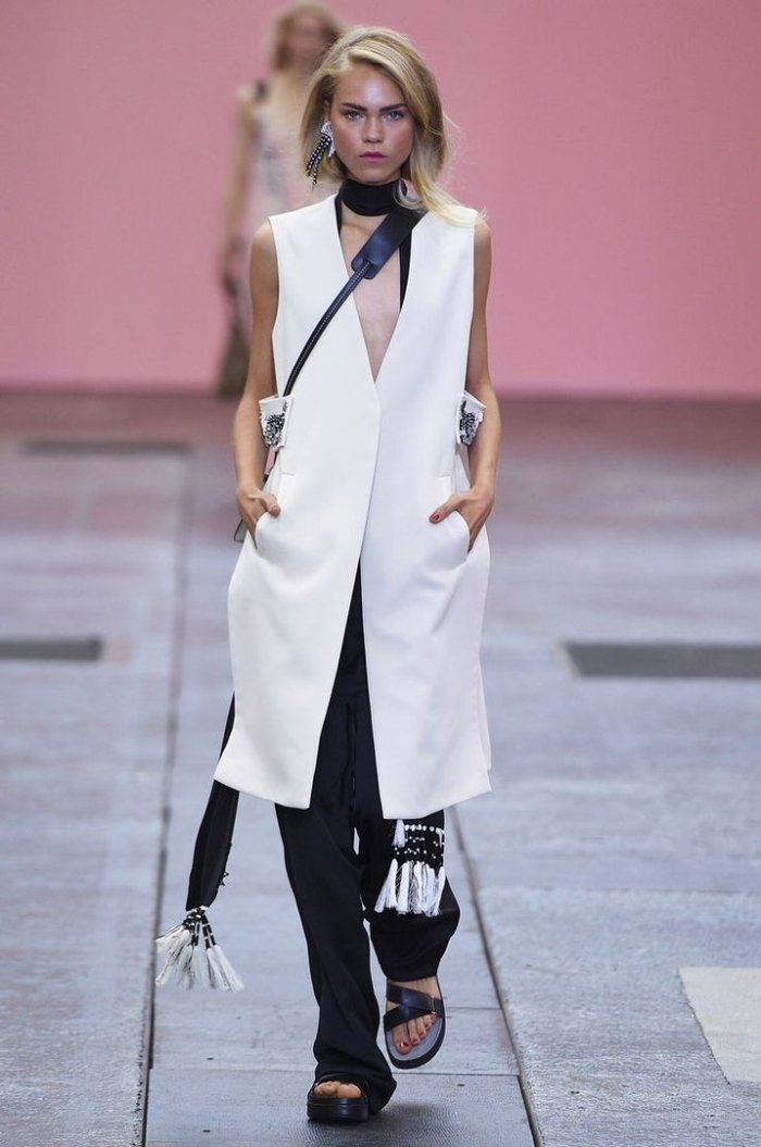 Жилеты женские модные