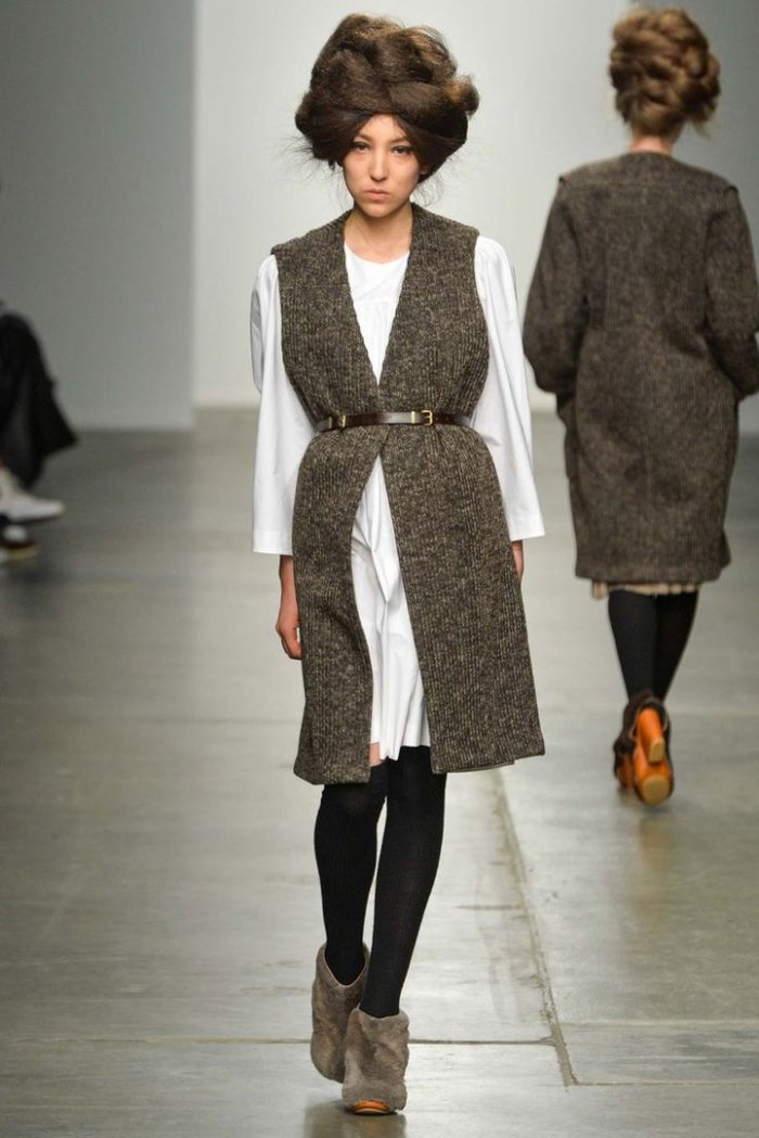 Вязаная жилетка с модных показов