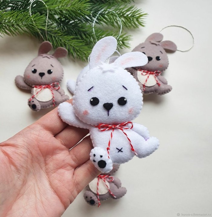 Новогодняя игрушка на елку кролик