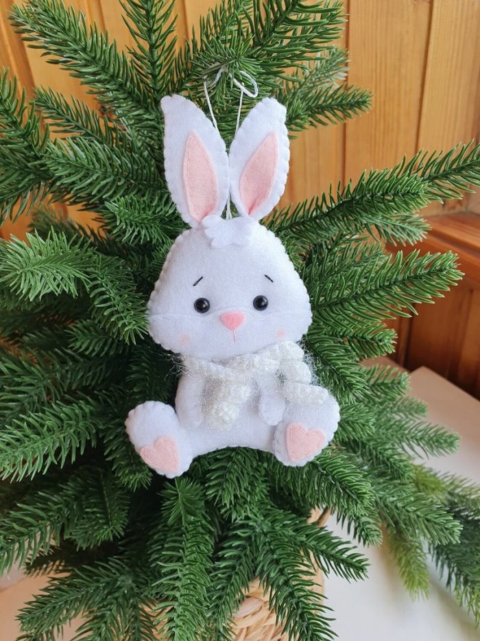 Новогодний заяц с елкой