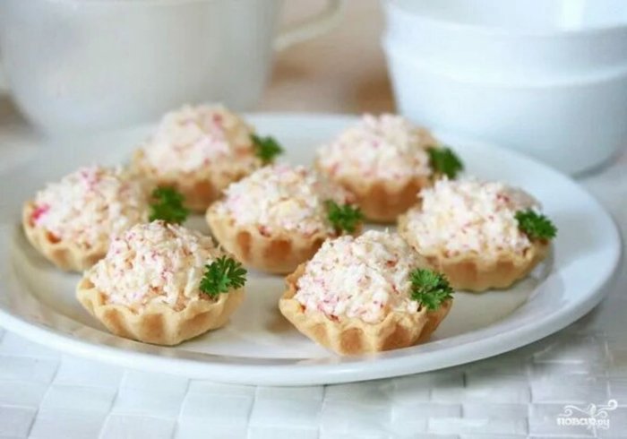 Тарталетки с крабовыми палочками и сыром на Новый год