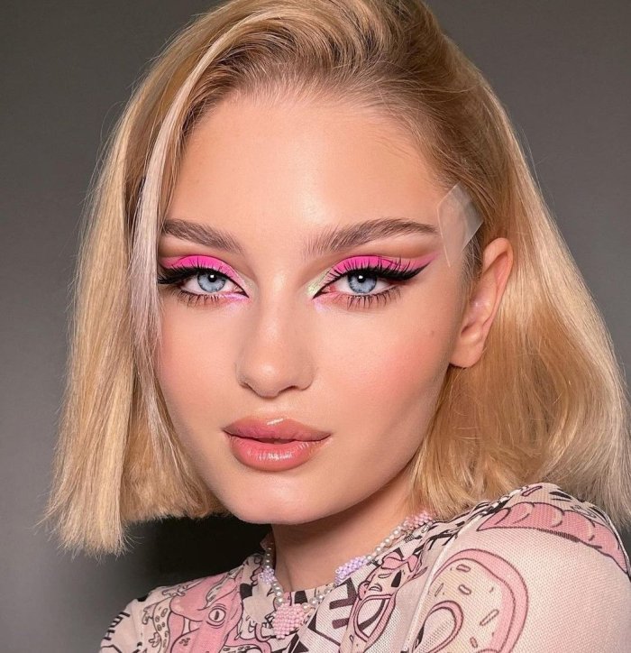 Розовый макияж