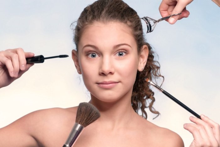 Подросток красится