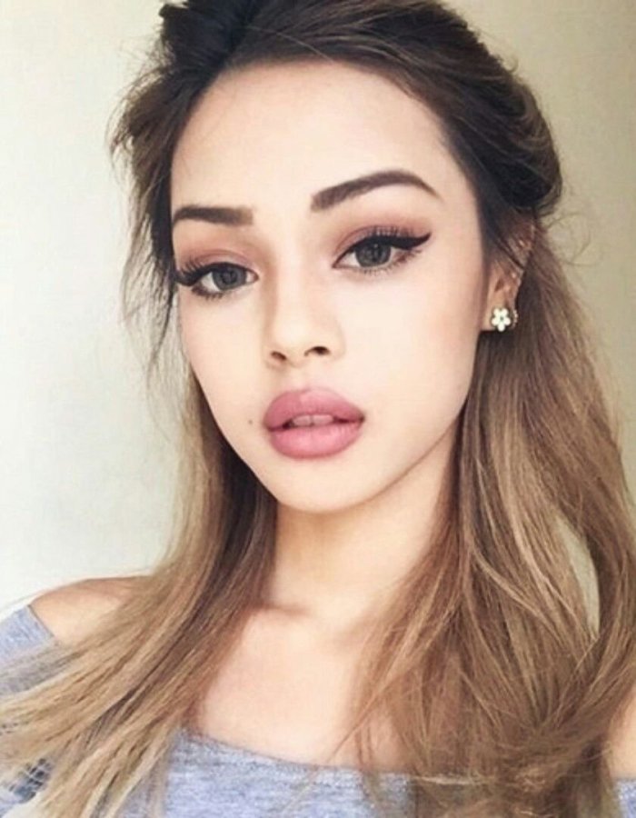 Пухлые губы у девушки Естественные