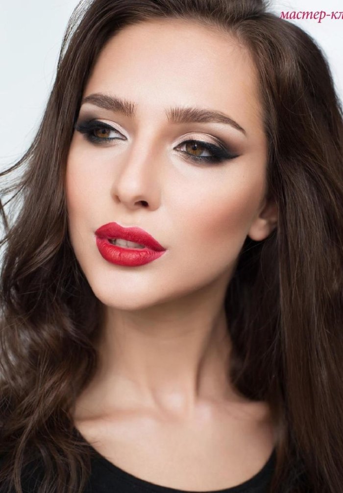 Брюнетка с красной помадой