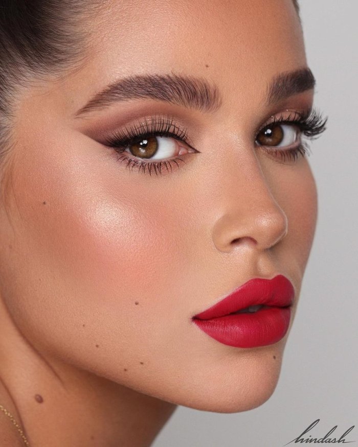 Вечерний макияж с акцентом на губы