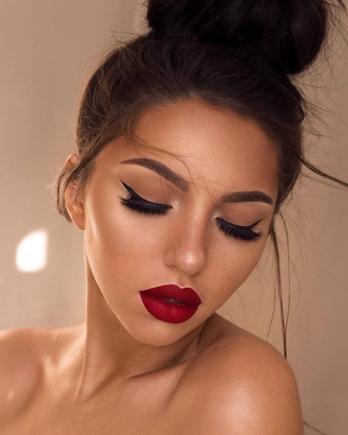 Вечерний макияж с красной помадой