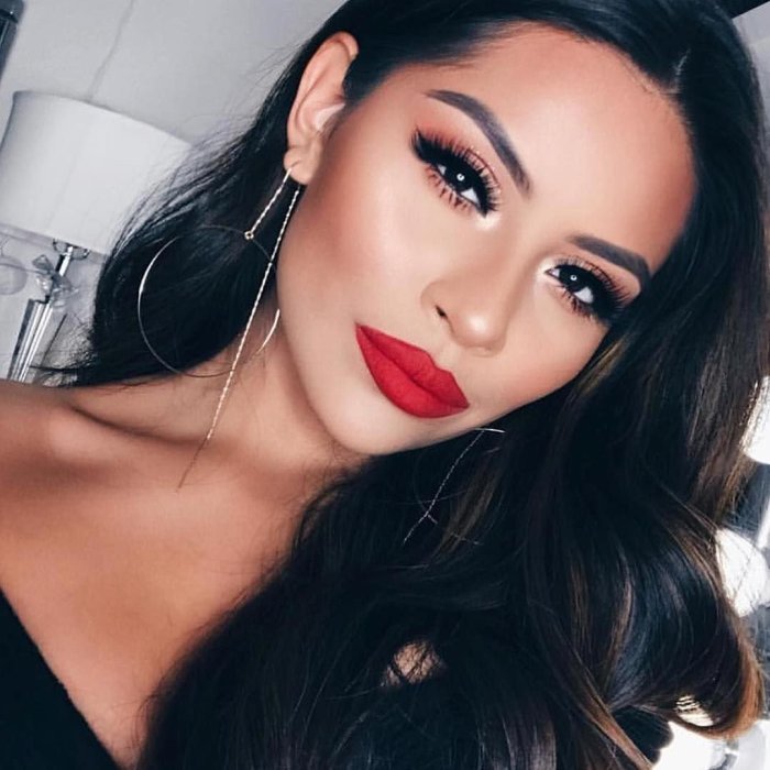 Макияж с красной помадой для брюнеток с карими глазами