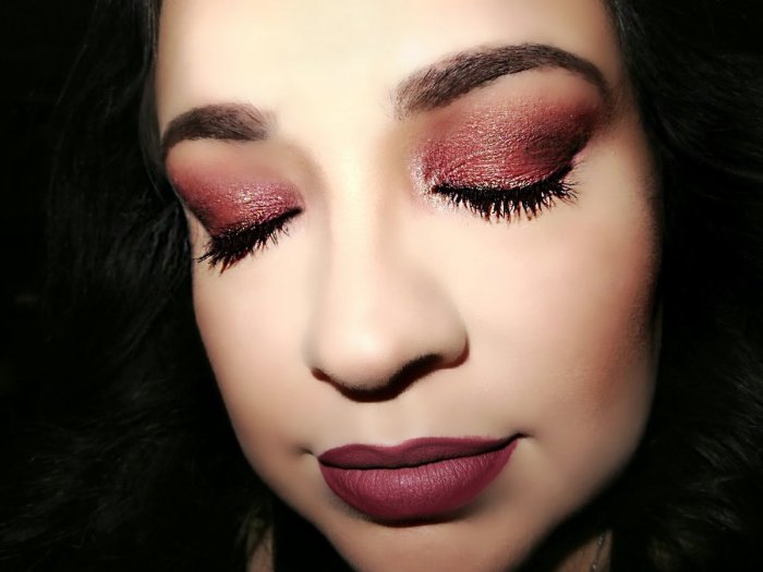 Макияж с бордовыми тенями