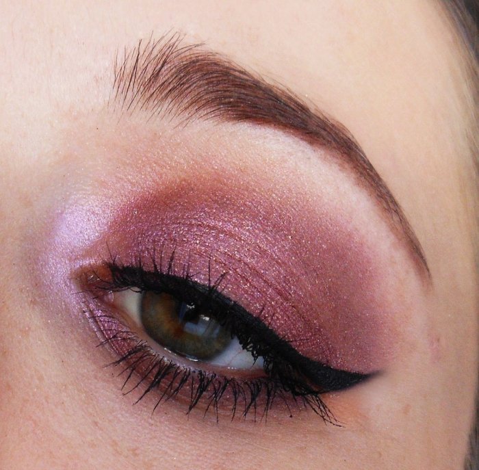 Макияж с бордовыми тенями