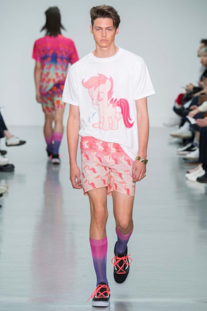 Парни в розовой одежде