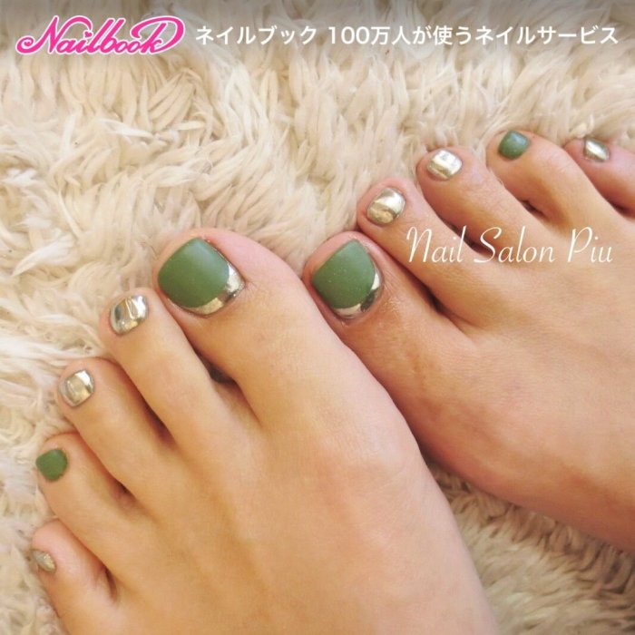 Педикюр оливкового цвета