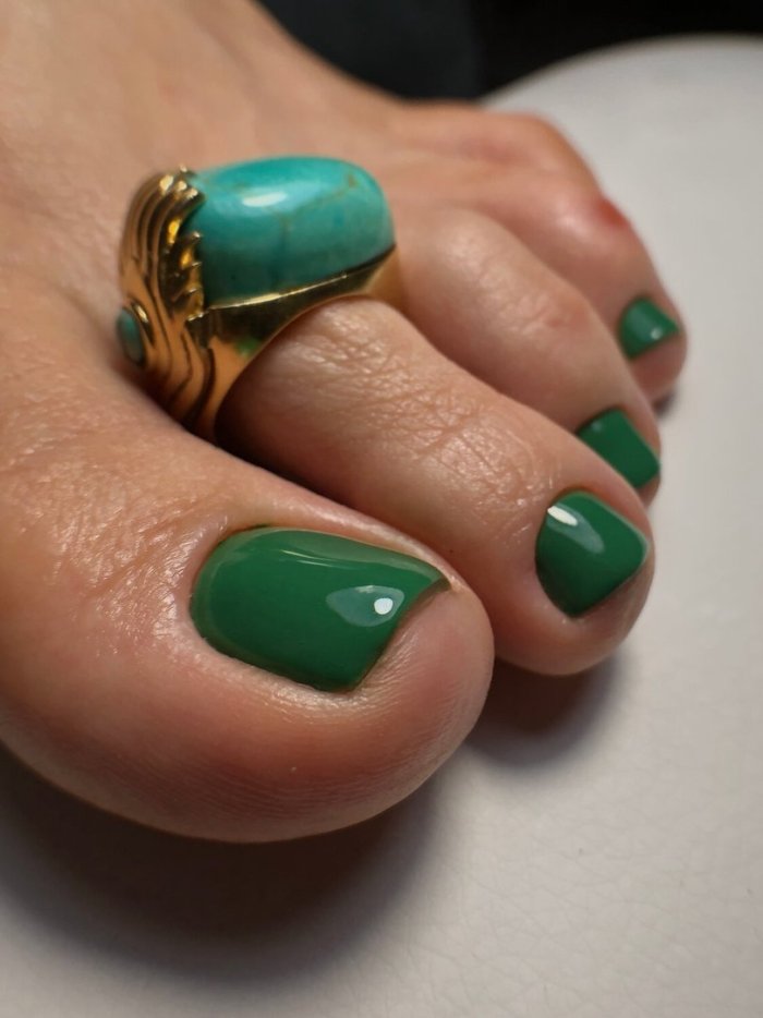 Педикюр под зеленое платье