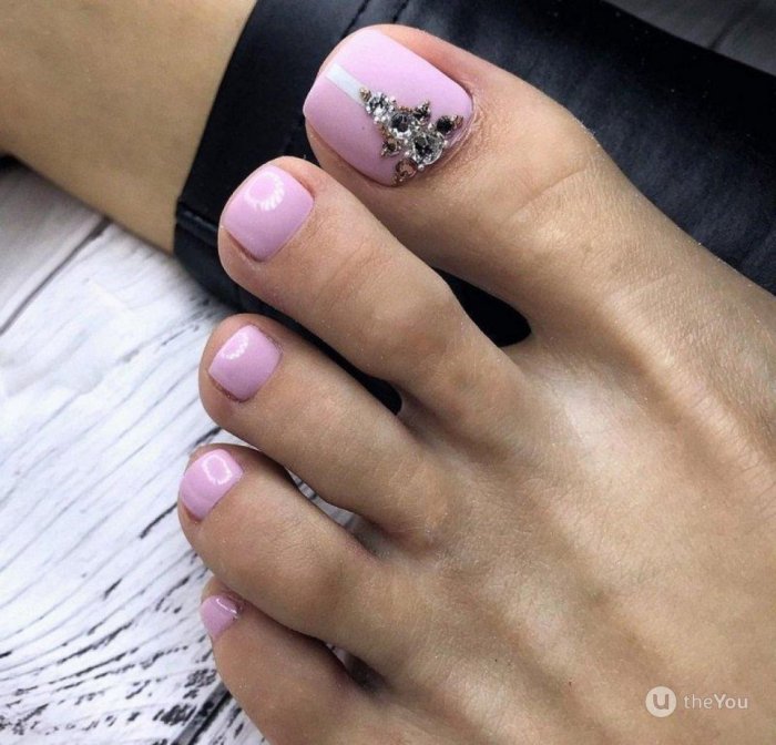 Стильный педикюр