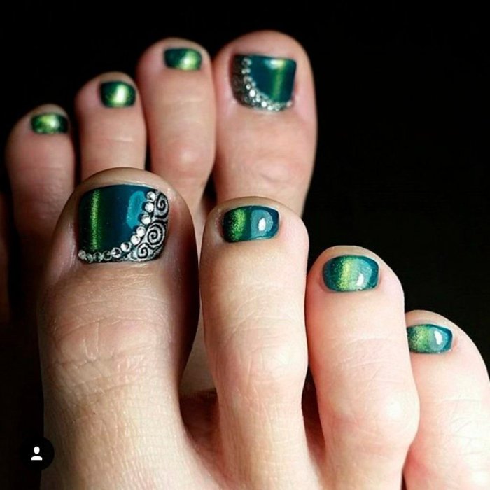 Педикюр в зеленом цвете