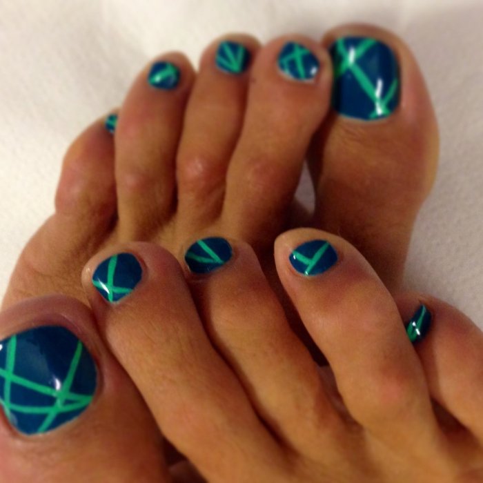 Салатовый педикюр