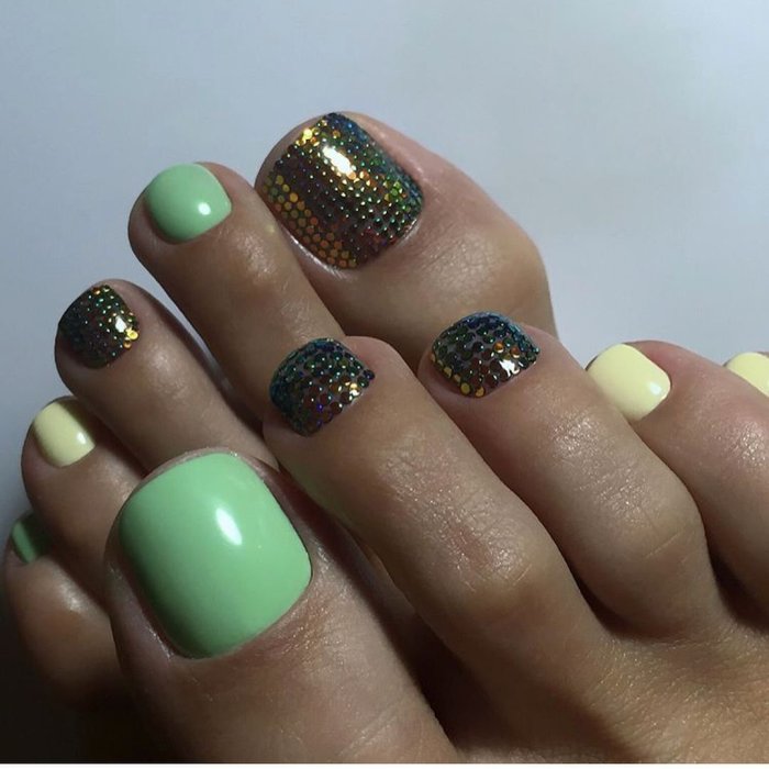 Изумрудный педикюр