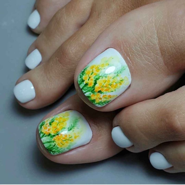 Педикюр с мимозой