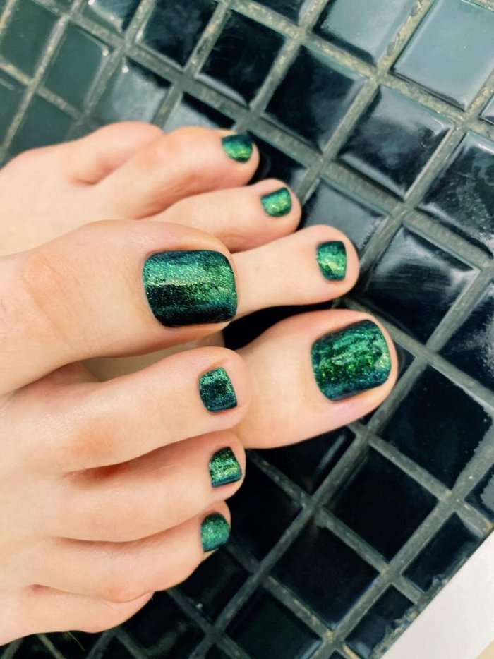 Педикюр изумрудного цвета
