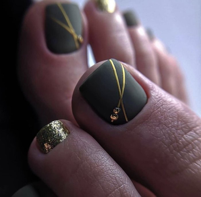 Маникюр с золотистыми полосками