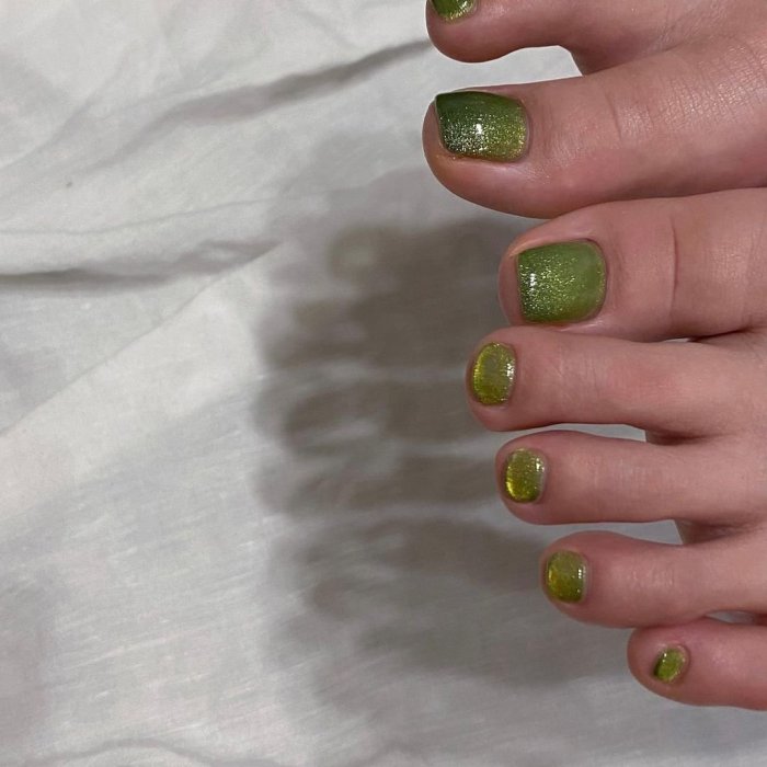 Педикюр зеленый с блестками