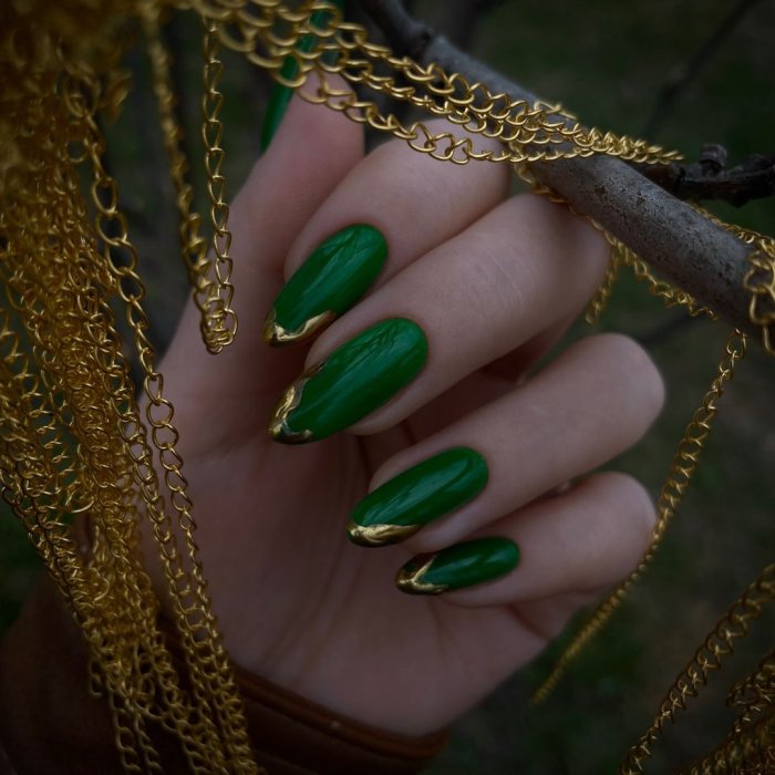 Маникюр зеленый с золотом