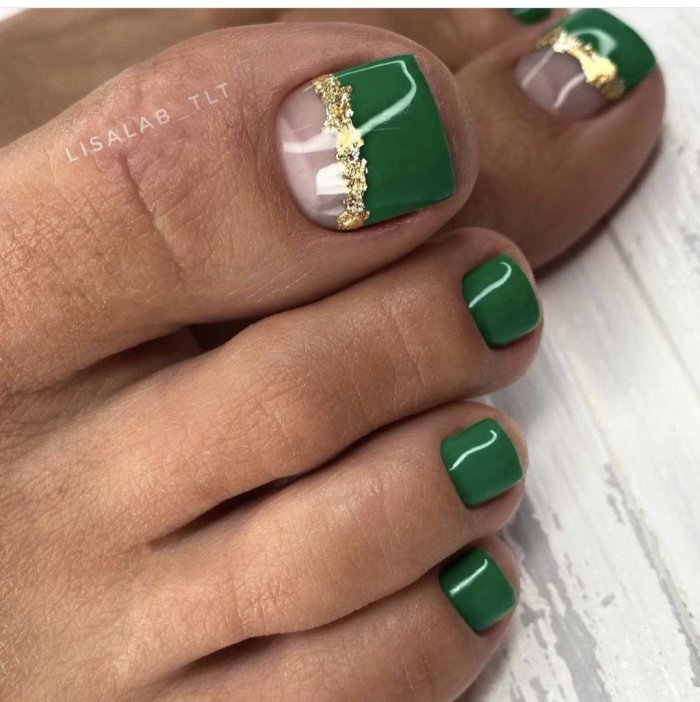 Салатовый педикюр