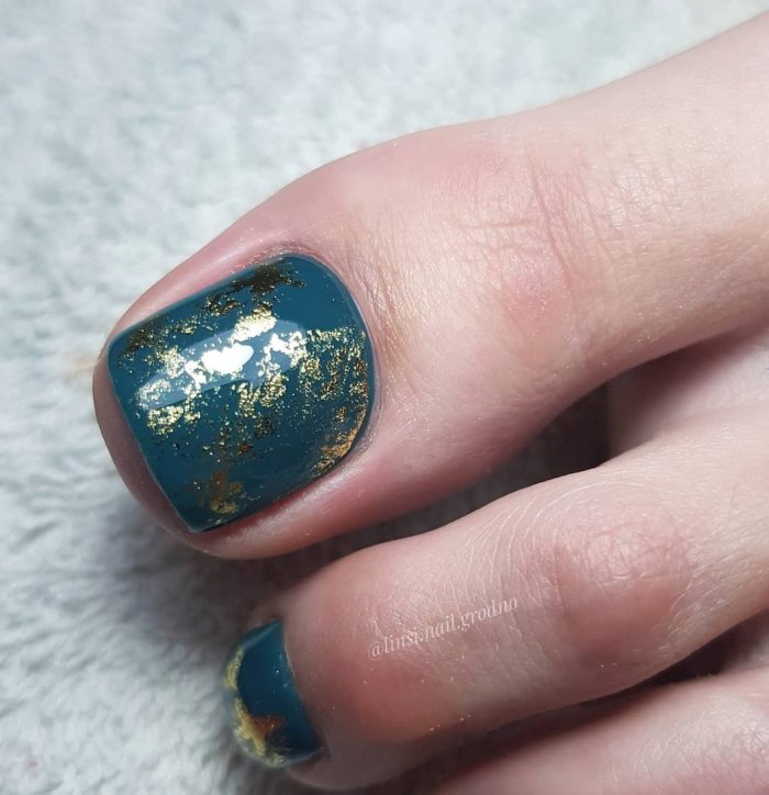 Зеленый маникюр с поталью