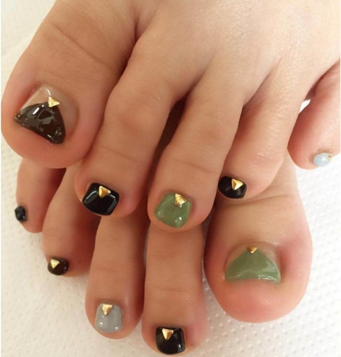 Педикюр в зеленом цвете