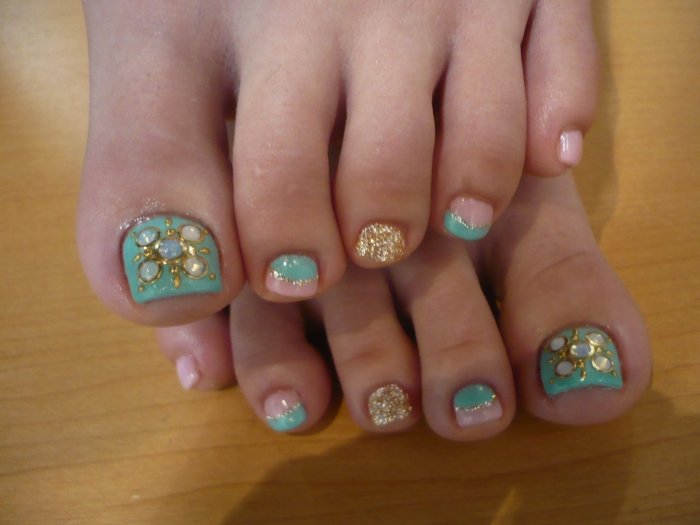 Салатовый педикюр