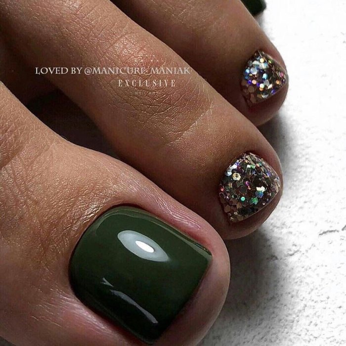 Педикюр изумрудного цвета