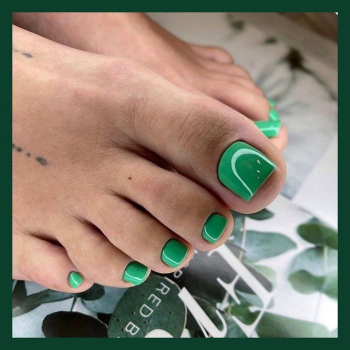 Салатовый педикюр