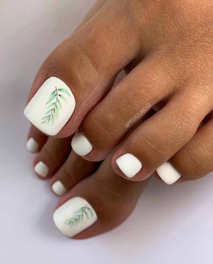 Педикюр листики