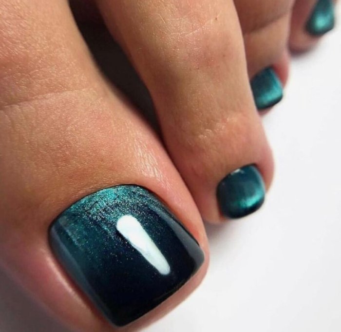 Педикюр зеленый