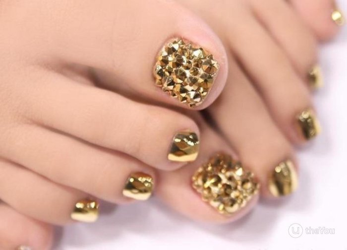 Педикюр с золотом