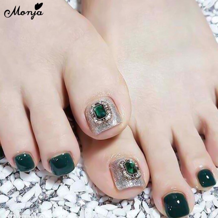 Салатовый педикюр